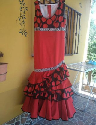 Traje de flamenca rojo y negro