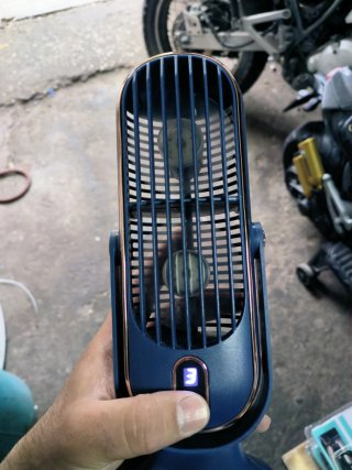 Ventilatore portatile blu e oro