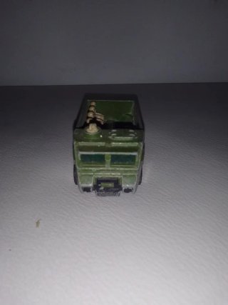 Camion militare in miniatura con figure