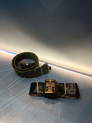 Antiguo cinturón militar de gala ( charol) + cinturón correa verde