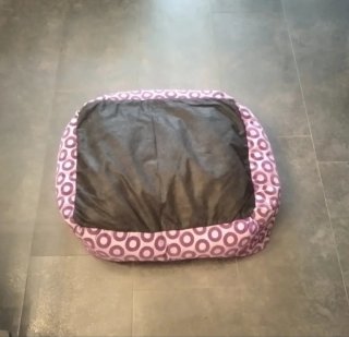 Cama para mascota en color lila, limpia y aspirada