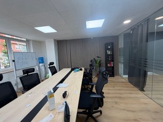 Mesas de oficina metálicas y de madera
