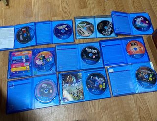 Pacchetto PS4 Fat 1TB nera con 10 giochi, controller e cavo