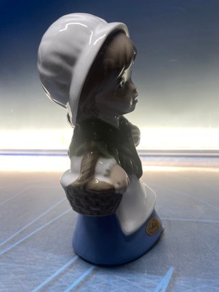 Figura de porcelana casades 18cm chica de campo