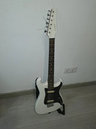 Guitarra Eléctrica con 45 años + Funda