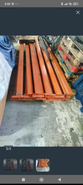 Estanterías metálicas azules y naranjas