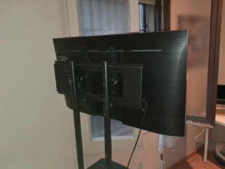 TV con soporte de ruedas