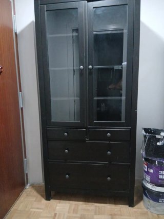 Armario salón Ikea madera y cristal negro