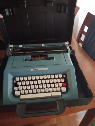 Máquina de escribir negra