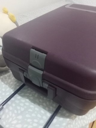 Maleta pequeña morada con ruedas