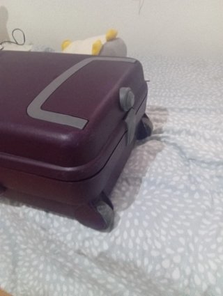 Maleta pequeña morada con ruedas
