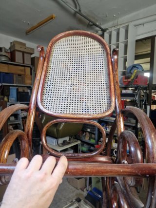 Mecedora antigua de madera y mimbre