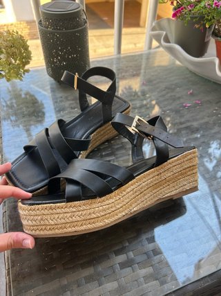 Sandalias negras con cuña de esparto