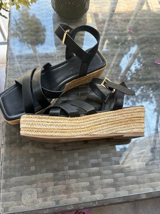 Sandalias negras con cuña de esparto