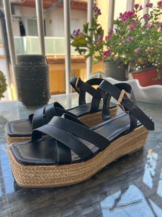 Sandalias negras con cuña de esparto