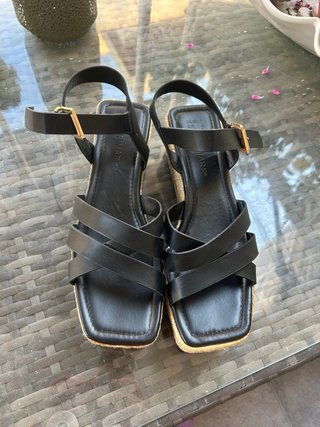 Sandalias negras con cuña de esparto