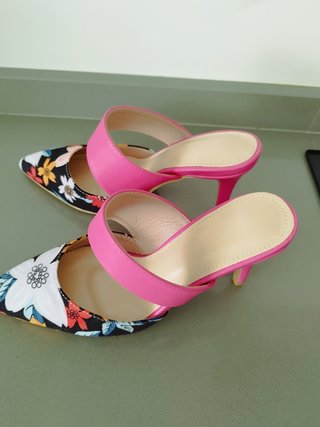 Zapatos de tacón con estampado floral