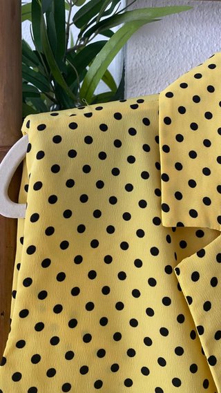 Conjunto amarillo lunares negros