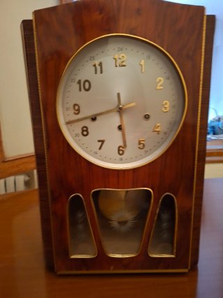 Reloj de pared antiguo funcionando.