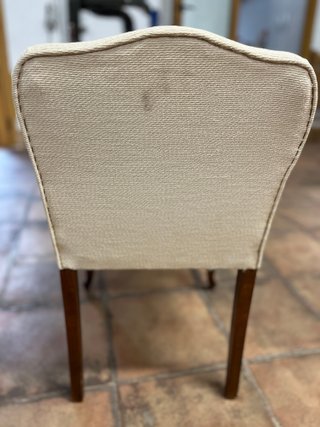 Silla pequeña tapizada beige