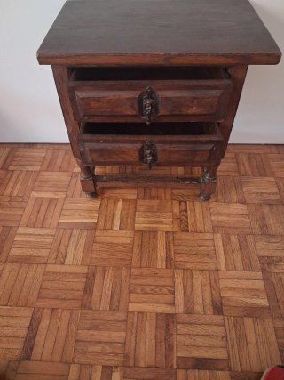 Mesita de noche antigua de madera