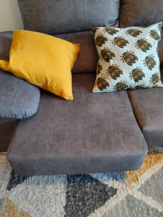 Sofá de 2 plazas gris con cojines amarillos