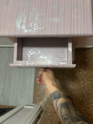 Mesitas de noche de madera con flores 15€ las dos