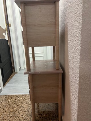 Mesitas de noche de madera con flores 15€ las dos