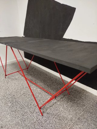 Mesa plegable negra y roja