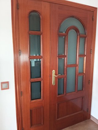 Puertas de madera con vidriera