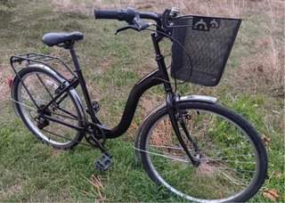 Bicicleta de paseo negra con cesta