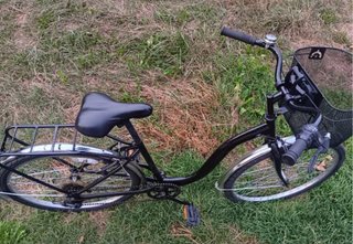 Bicicleta de paseo negra con cesta