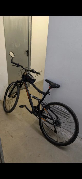 Bicicleta de montaña negra