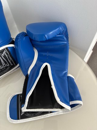 Guantes de boxeo azules y blancos nuevos