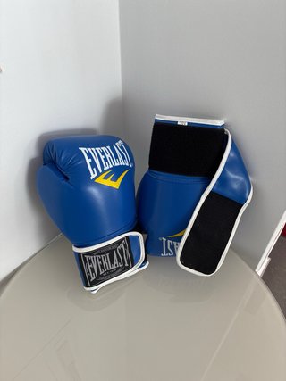 Guantes de boxeo azules y blancos nuevos