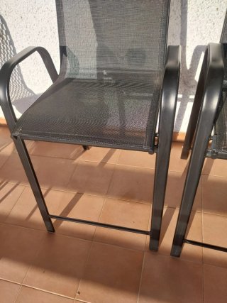 Dos sillas altas de jardín negras