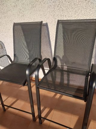Dos sillas altas de jardín negras