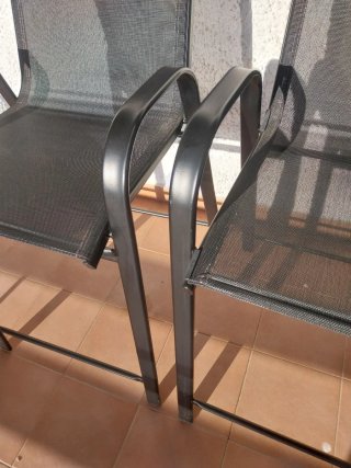 Dos sillas altas de jardín negras