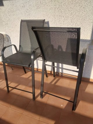 Dos sillas altas de jardín negras