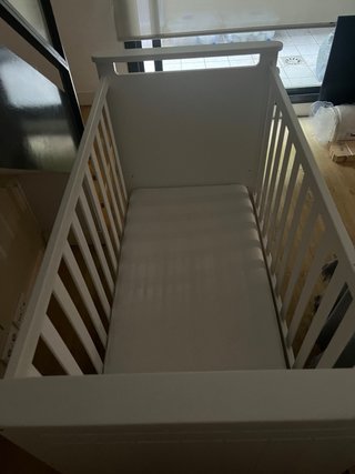Cuna de bebé blanca con ruedas + colchón