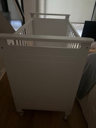 Cuna de bebé blanca con ruedas + colchón