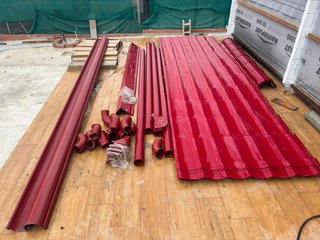 Chapa metálica roja para tejado