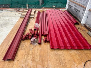 Chapa metálica roja para tejado