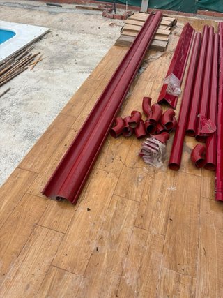 Chapa metálica roja para tejado