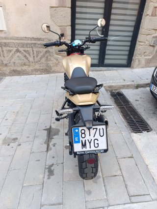 Royal Enfield guerrilla 450cc Oro/Rojo