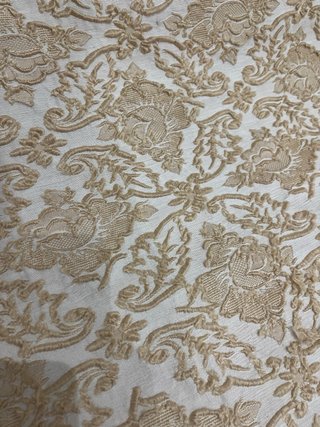 Colcha de seda bordada beige y dorada