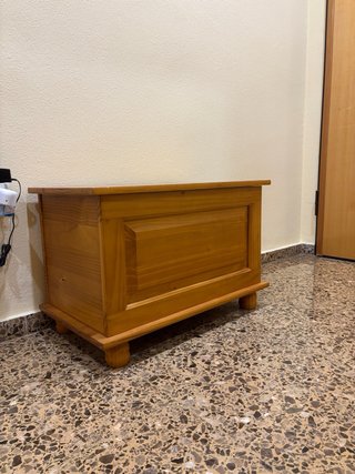 Recibidor de madera con baúl