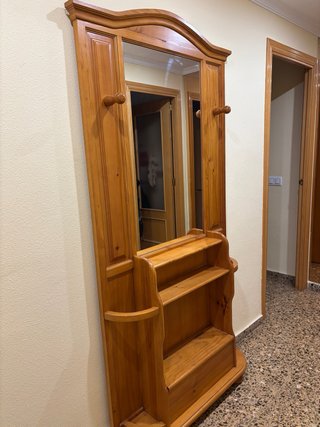 Recibidor de madera con baúl