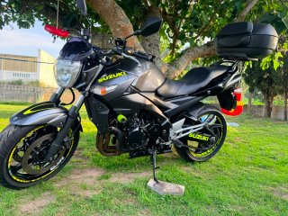 Suzuki Naked Negra/Gris