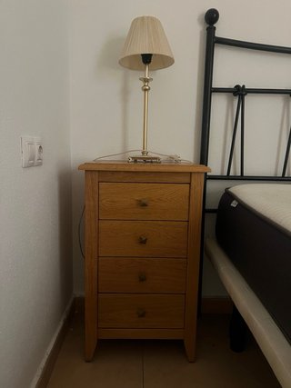 Mesitas de noche de madera con 4 cajones